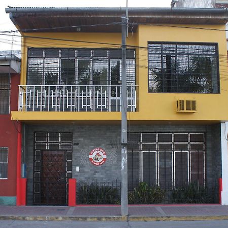 Flying Dog Hostel Икитос Экстерьер фото