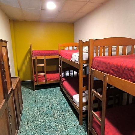 Flying Dog Hostel Икитос Экстерьер фото