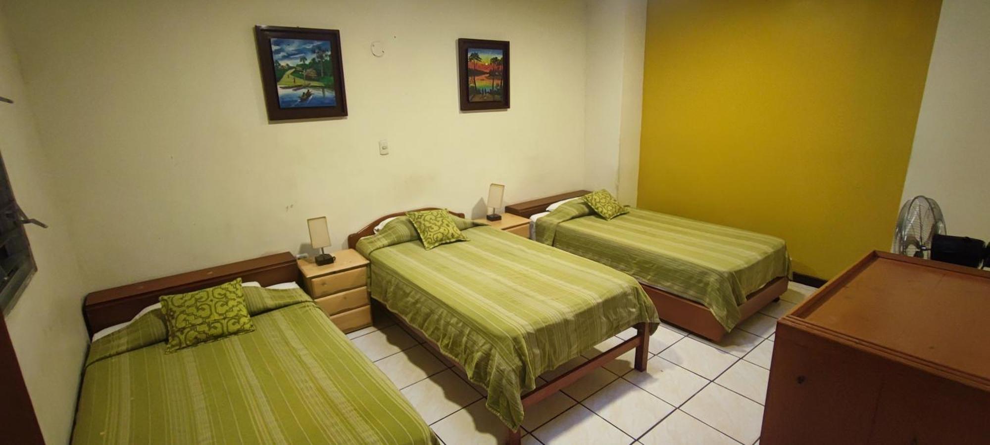 Flying Dog Hostel Икитос Экстерьер фото