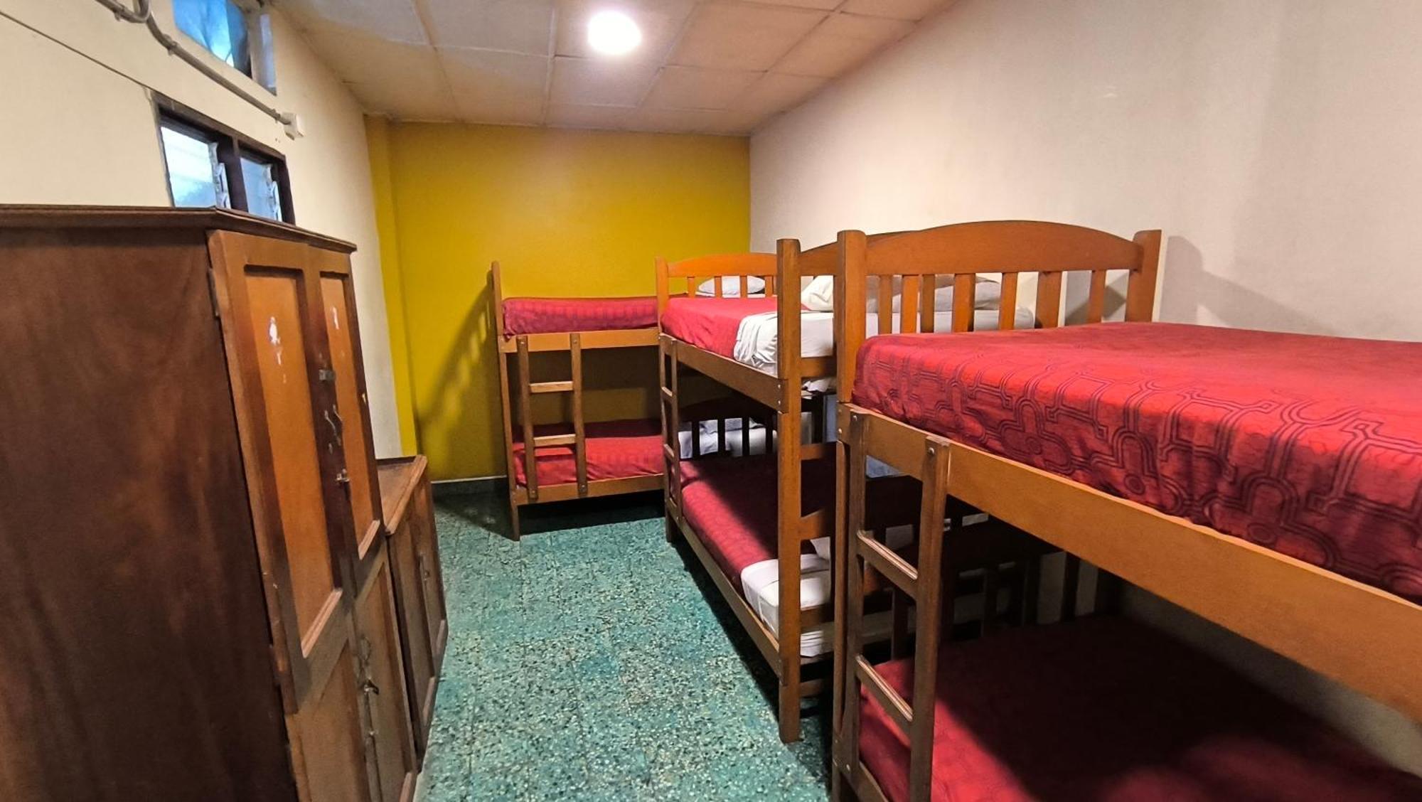 Flying Dog Hostel Икитос Экстерьер фото