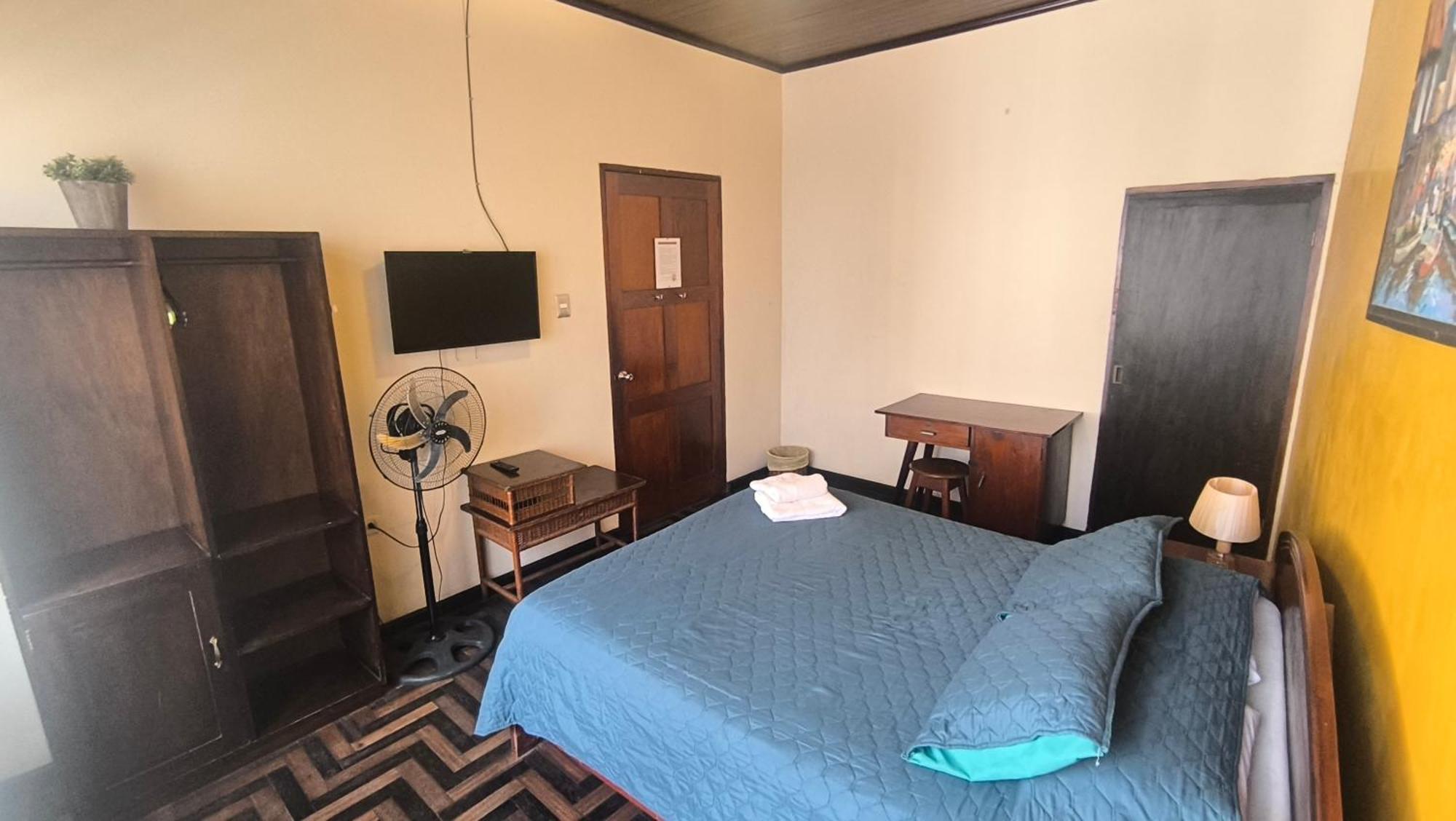 Flying Dog Hostel Икитос Экстерьер фото