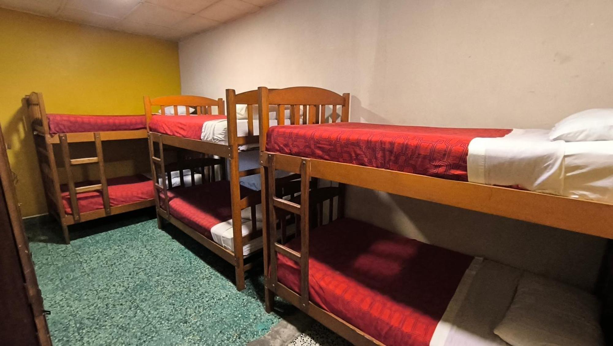 Flying Dog Hostel Икитос Экстерьер фото