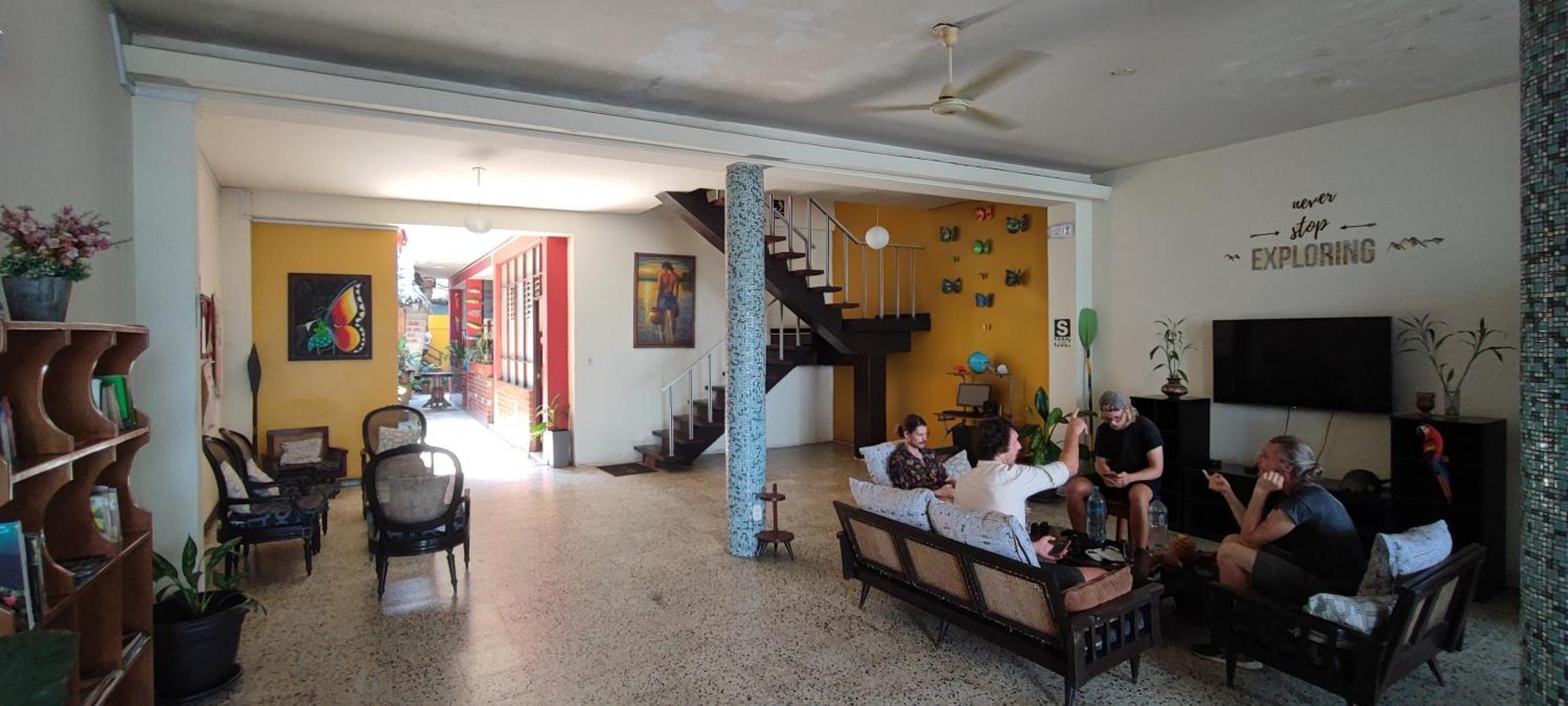 Flying Dog Hostel Икитос Экстерьер фото