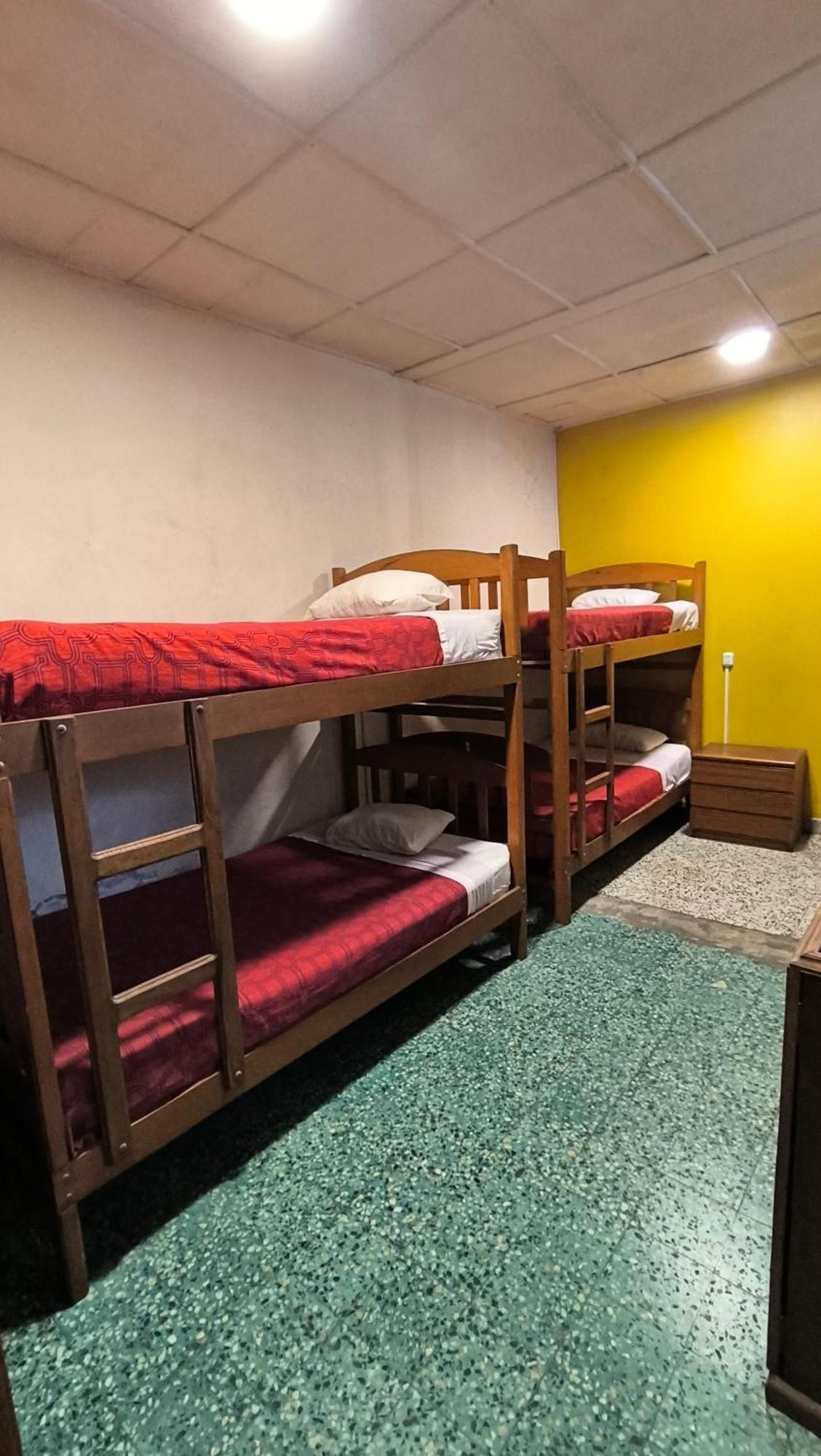 Flying Dog Hostel Икитос Экстерьер фото