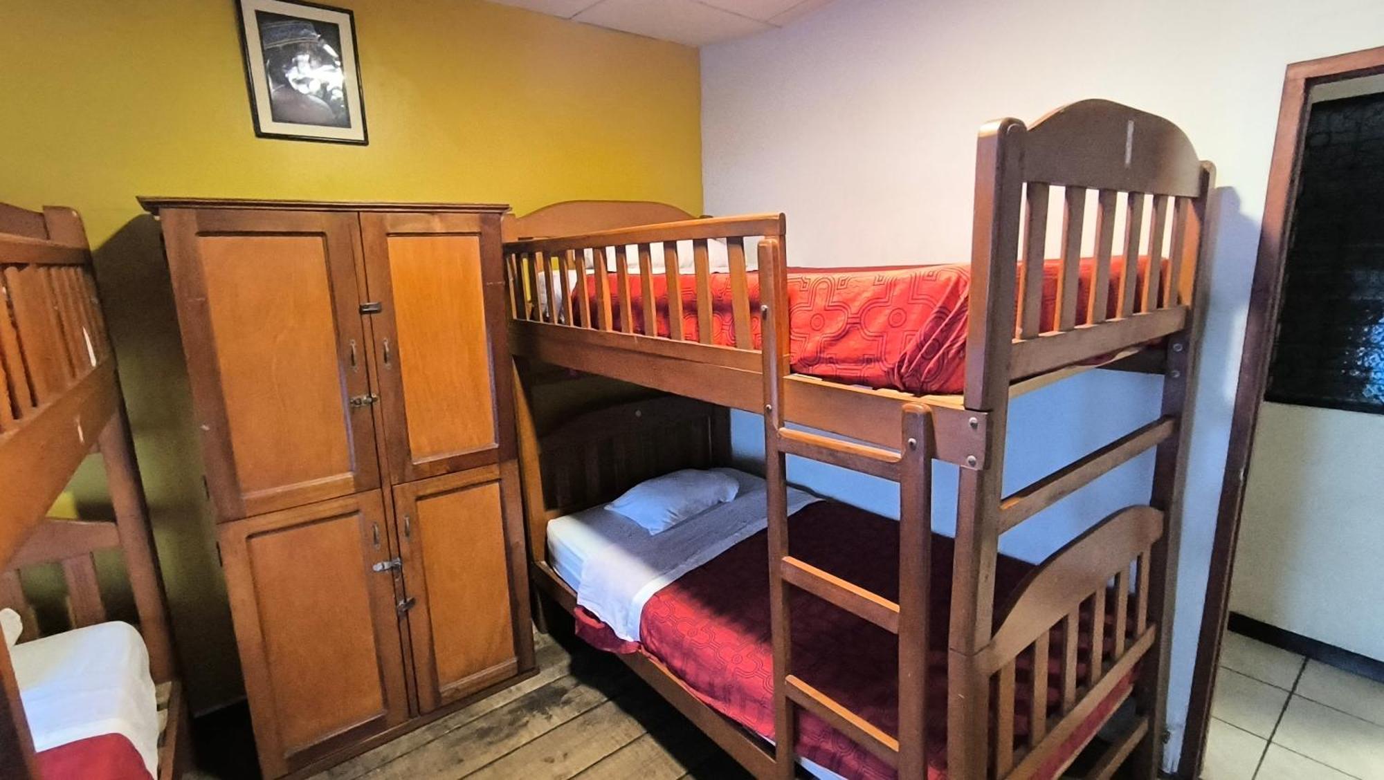 Flying Dog Hostel Икитос Экстерьер фото
