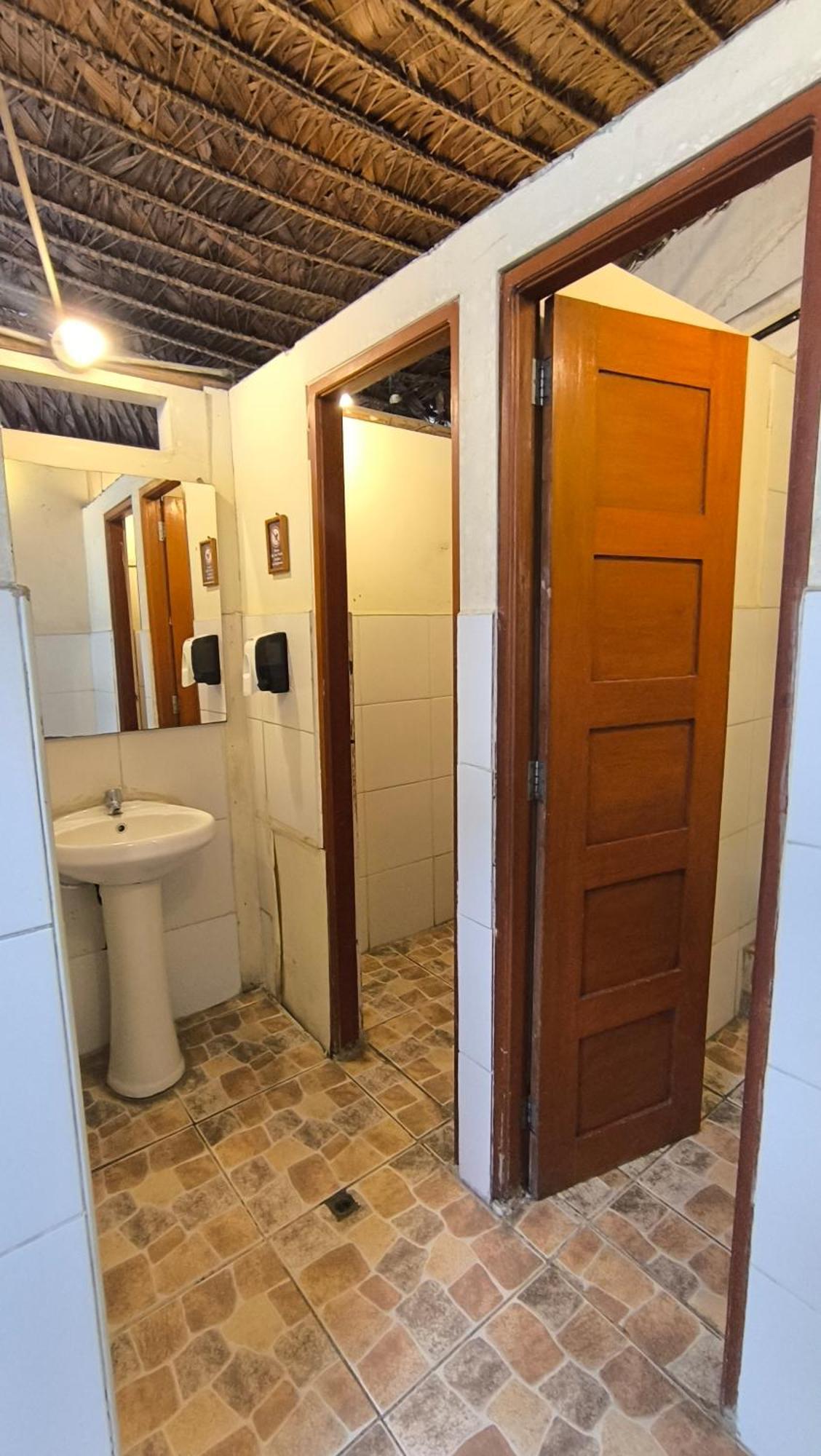 Flying Dog Hostel Икитос Экстерьер фото