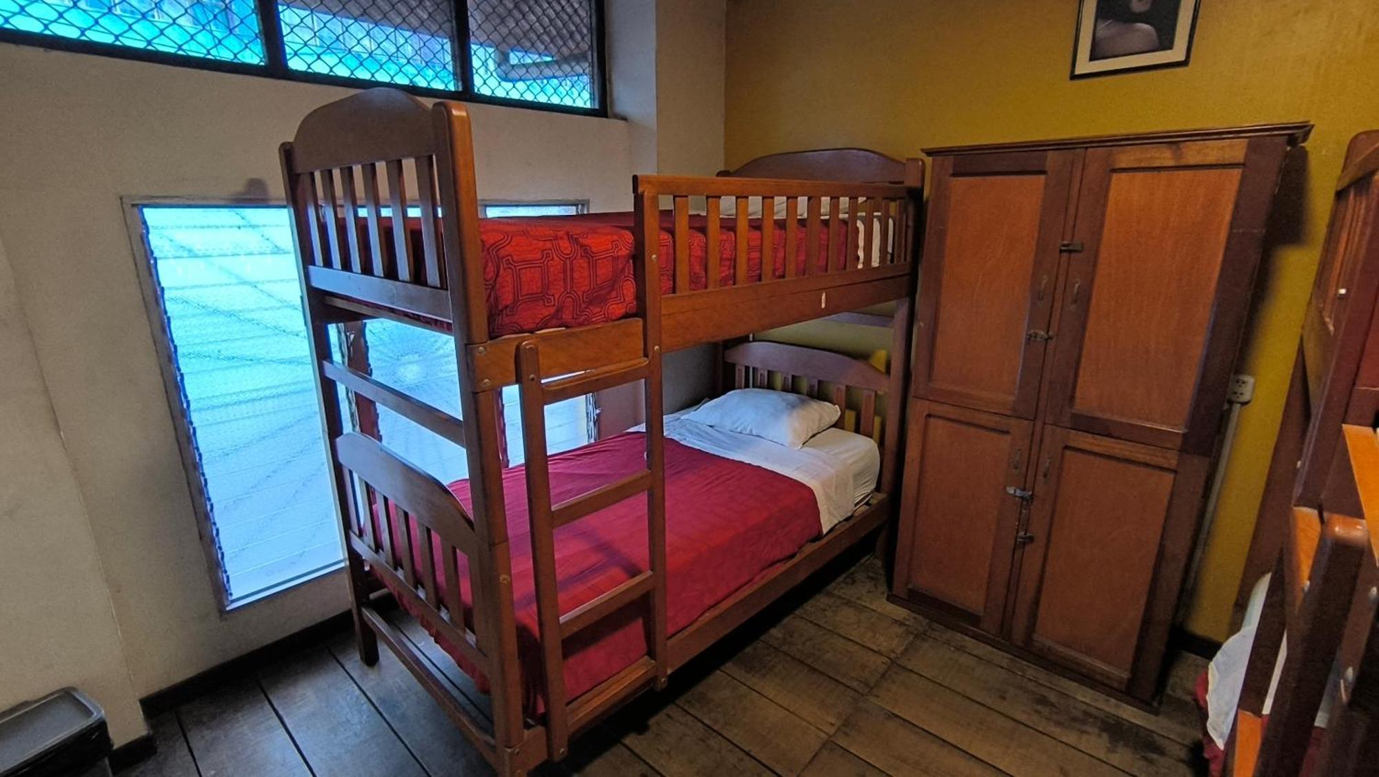 Flying Dog Hostel Икитос Экстерьер фото