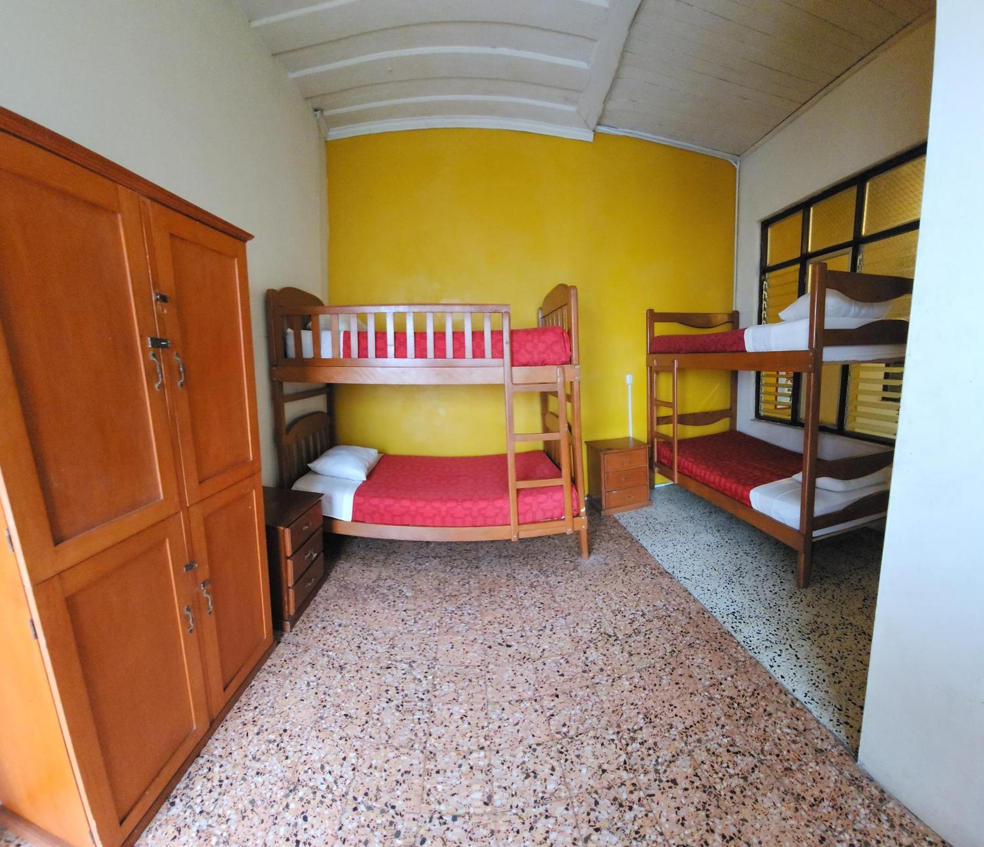 Flying Dog Hostel Икитос Экстерьер фото