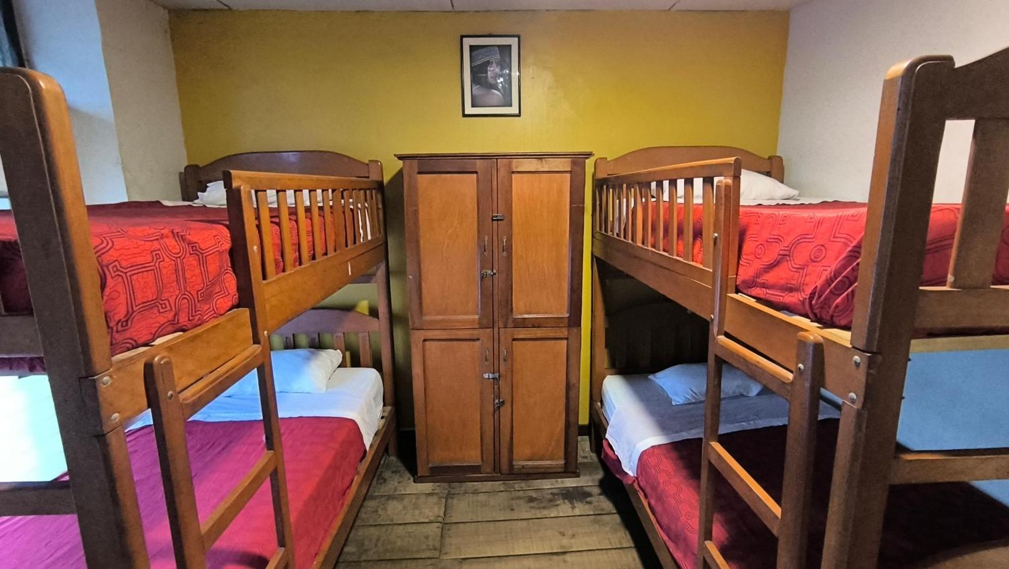 Flying Dog Hostel Икитос Экстерьер фото