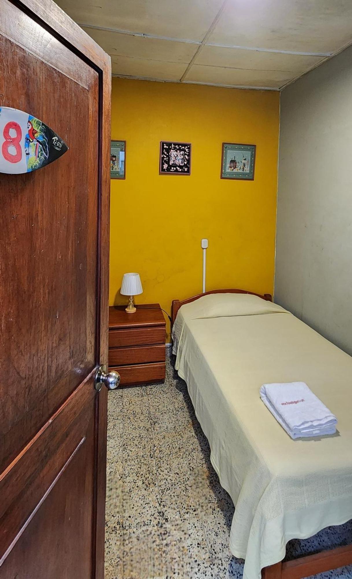 Flying Dog Hostel Икитос Экстерьер фото
