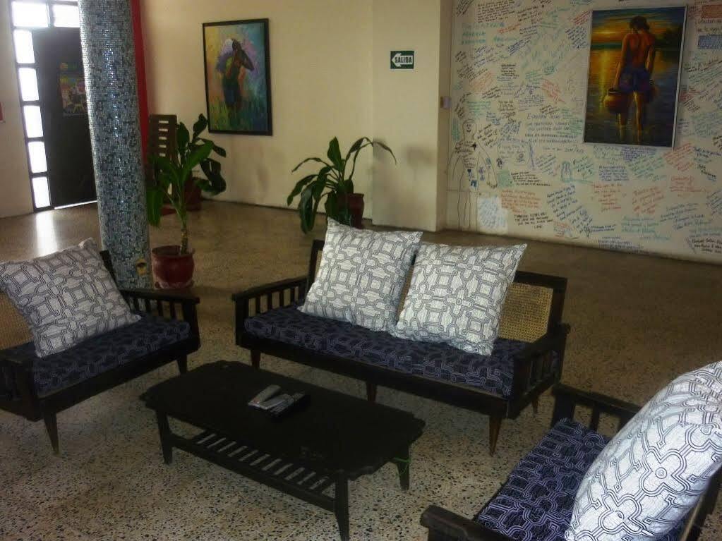 Flying Dog Hostel Икитос Экстерьер фото