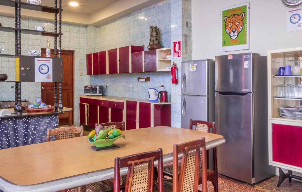 Flying Dog Hostel Икитос Экстерьер фото