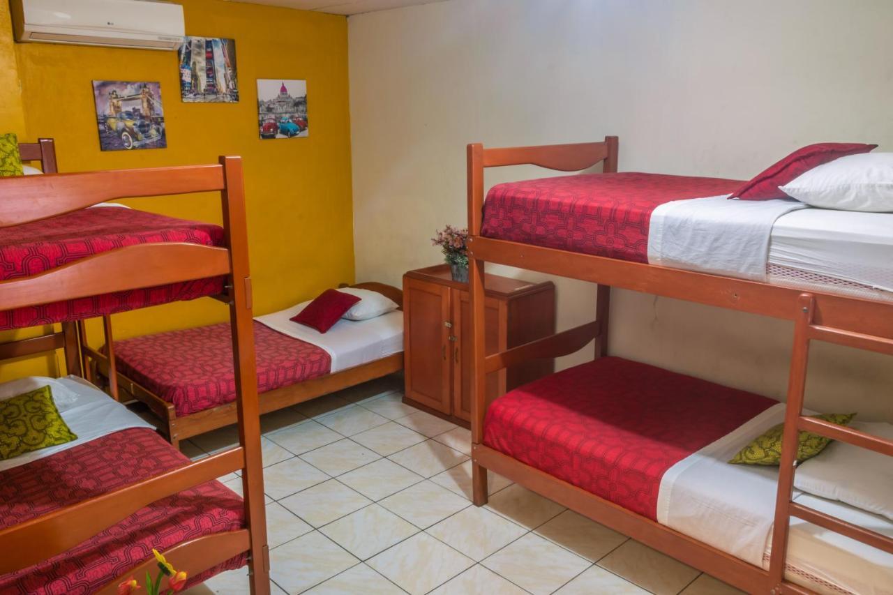 Flying Dog Hostel Икитос Экстерьер фото