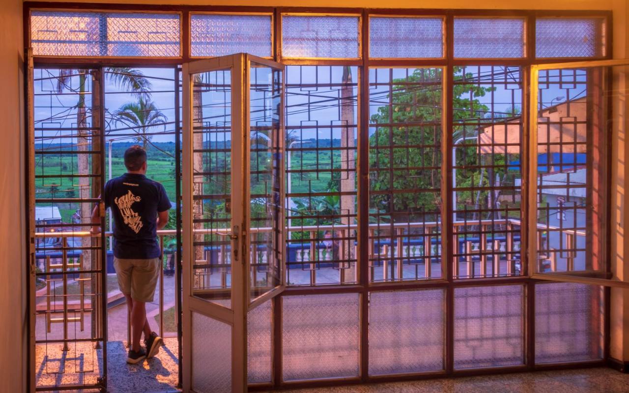 Flying Dog Hostel Икитос Экстерьер фото