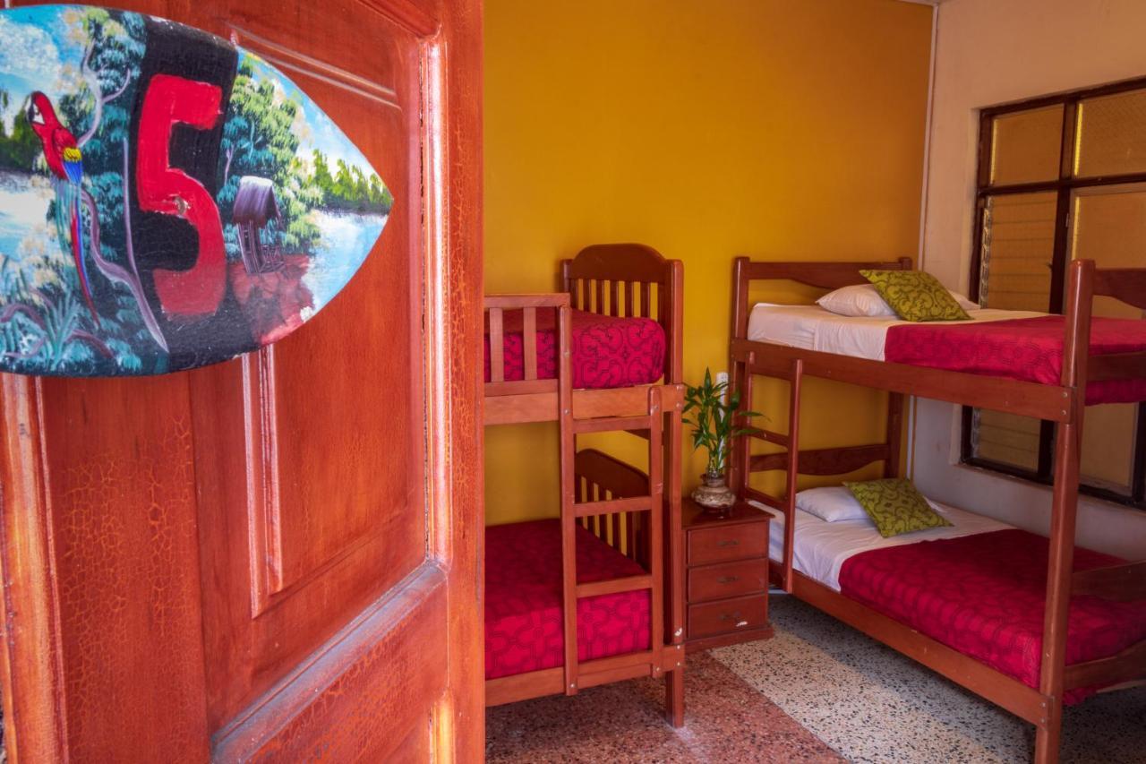 Flying Dog Hostel Икитос Экстерьер фото