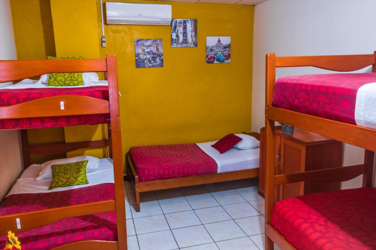 Flying Dog Hostel Икитос Экстерьер фото